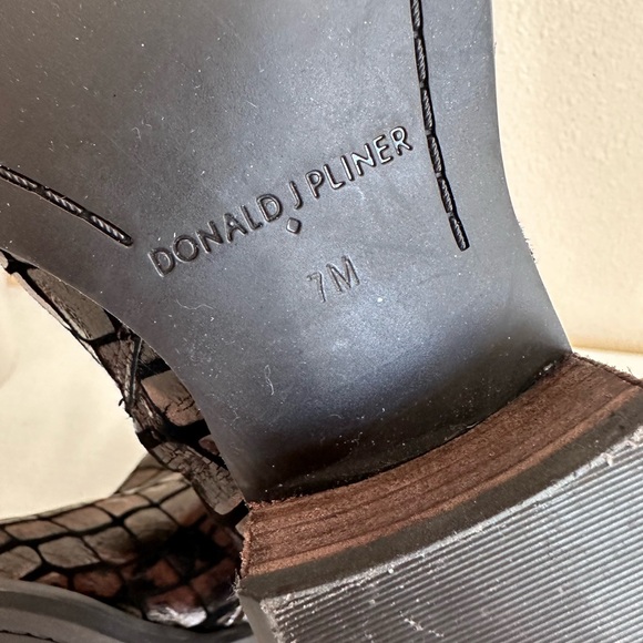 Donald J. Pliner Swift Brown Croc Embossed Leather Zip Ankle Booties Women’s 7M - Picture 13 of 15